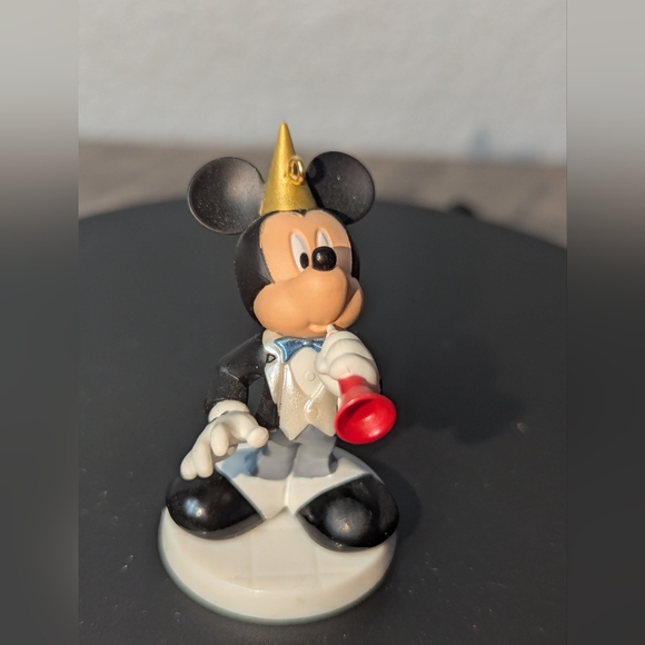 Hallmark Ornament 2014 Mickeys New Year 6th in Series A Year of Disney Magic - Picture 4 of 11